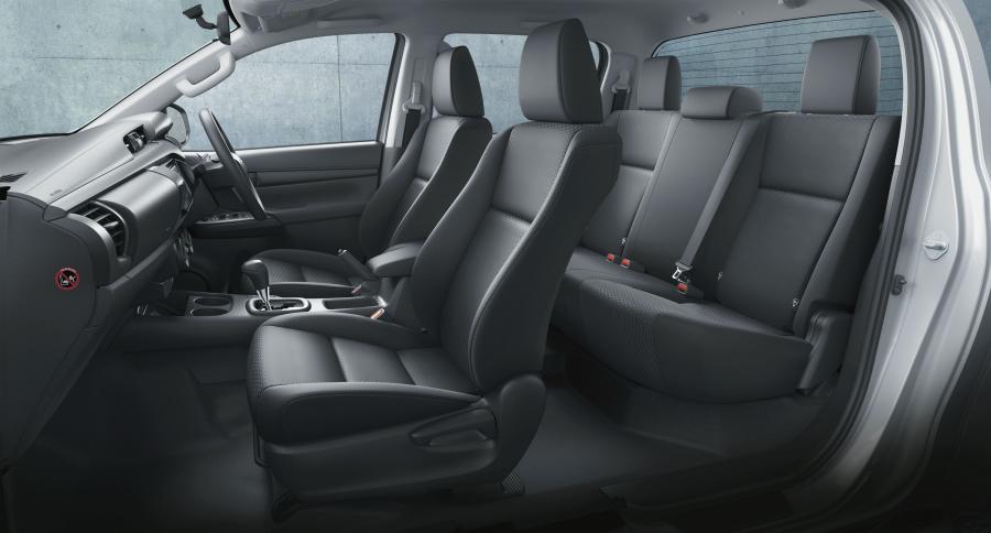 Интерьер Toyota Hilux X Double Cab 2017 года  (JP) (фото 3 из 10)